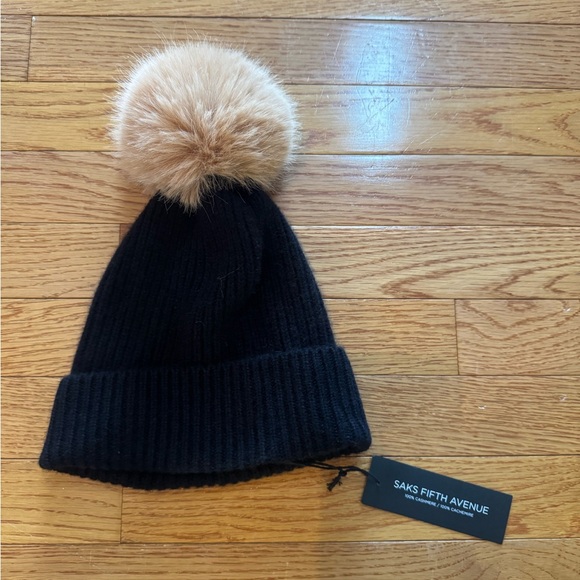 Saks Fifth Avenue Accessories - Saks Fifth Avenue Black Knit Cashmere Pom-Pom Beanie NWT